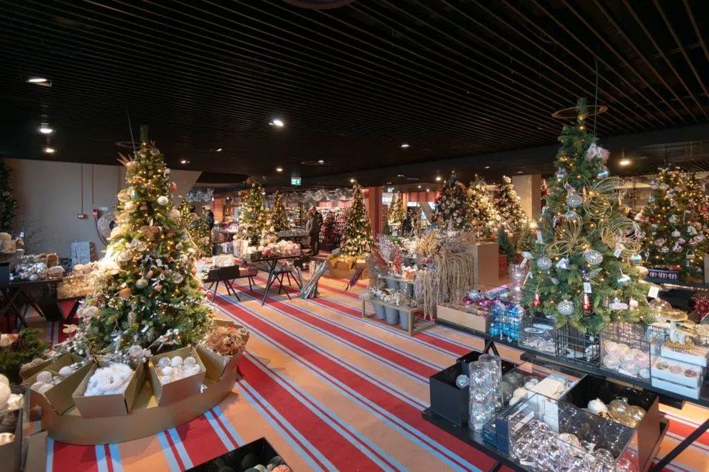 Photo of Christmas things, top floor, De Bijenkorf