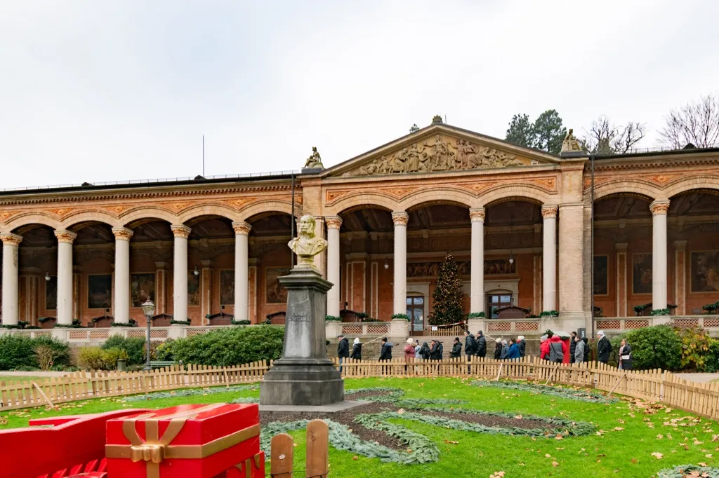 Photo of the Trinkhalle (Pump Room) and one entrance to the Christmas Market