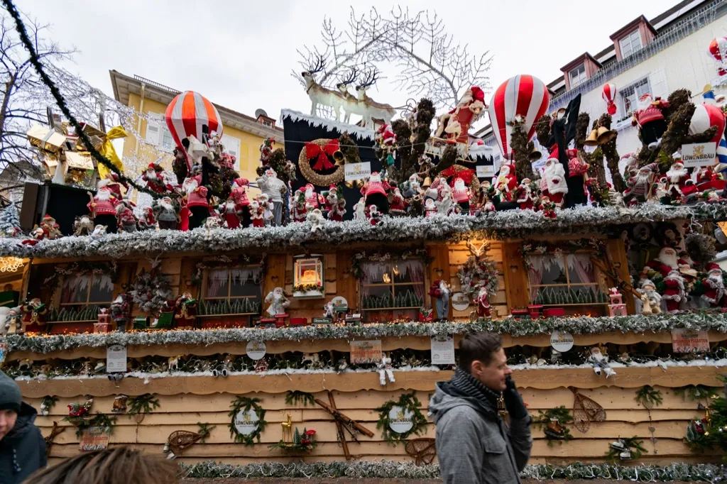 Photo of store with extreme Christmas decoration