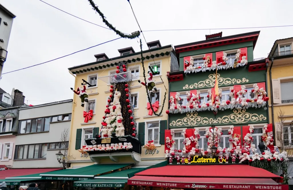 Photos of more stores with extreme Christmas decorations